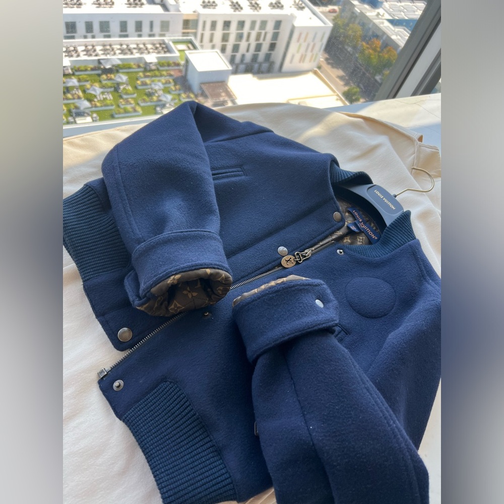 Louis Vuitton cashmere size 34 women’s double lined bomber jacket. Navy blue.